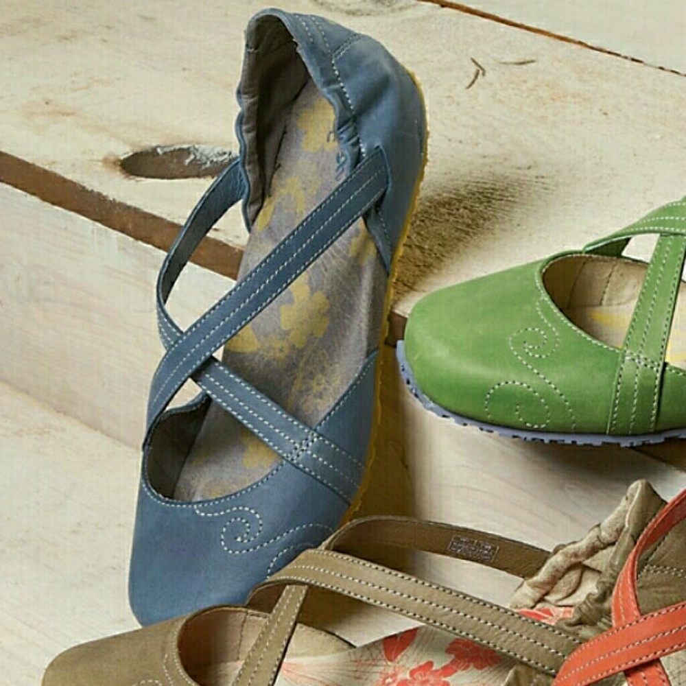 AHNU KARMA SIZE 9 BLUE YOGA-INSPIRED FLATS